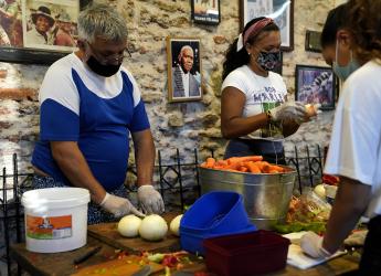 Visita a olla popular en Asociación Cultural Cuareim 1080