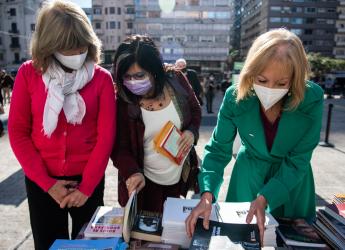 Donación de libros en la explanada de la Intendencia de Montevideo