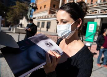 Donación de libros en la explanada de la Intendencia de Montevideo