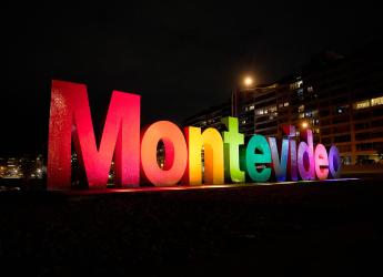 Iluminación de Letras de Montevideo por Mes de la Diversidad