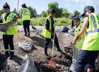 Intervención de limpieza en barrio Padre Cacho con la participación de integrantes del Plan Laboral ABC