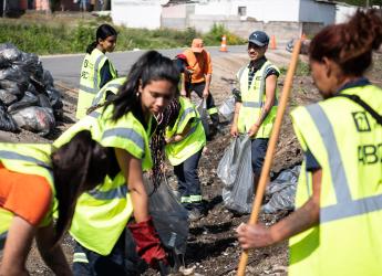 Intervención de limpieza en barrio Padre Cacho con la participación de integrantes del Plan Laboral ABC