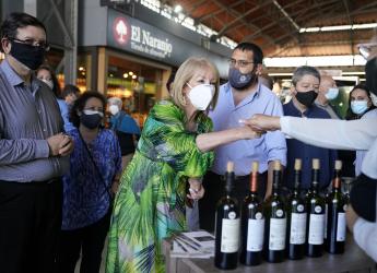 Recorrida por el Mercado del Vino en el Mercado Agrícola de Montevideo