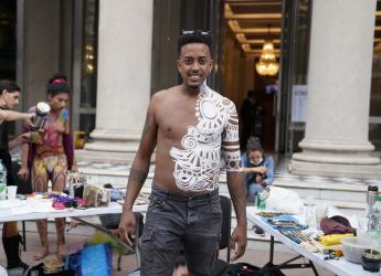 Body painting en la explanada del Teatro Solís en el marco de la semana de Equidad Étnico Racial 