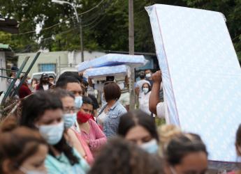 Donación de colchones y elementos de limpieza en Dr. Alfonso Lamas a familias damnificadas por las inundaciones