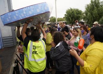 Donación de colchones y elementos de limpieza en el asentamiento Los Milagros para familias damnificadas por las inundaciones 