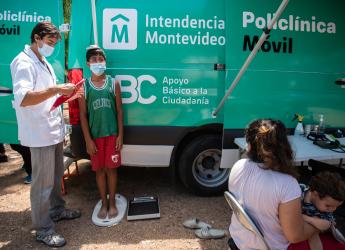Recorrida por policlínica móvil en barrio La Chacarita 