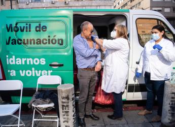 Jornada de vacunación contra la gripe en la explanada de la Intendencia de Montevideo