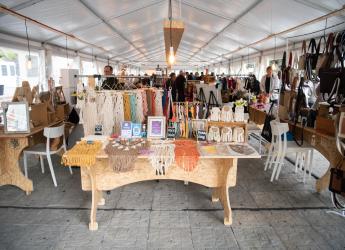 Feria de emprendimientos "Un regalo para mamá" en la explanada de la Intendencia
