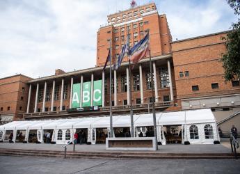 Feria de emprendimientos "Un regalo para mamá" en la explanada de la Intendencia