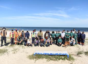 Jornada de limpieza en playa Santa Catalina en el marco del Día de la Tierra