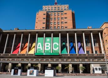 Intervención en la explanada de la Intendencia de Montevideo en el marco del Mes de la Diversidad