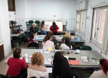 Capacitación de manicura tradicional y esmaltado de uñas