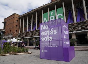 Actividades en el marco del 25N en la explanda de la Intendencia de Montevideo