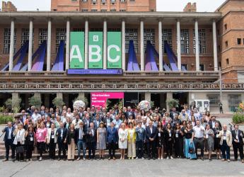 Retrato grupal de participantes en la XXVII Cumbre de Mercociudades en Montevideo, 01 de diciembre de 2022
