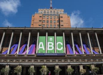 Fachada de la Intendencia de Montevideo en el marco del Mes de la Mujer