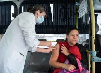 Vacunatorio móvil en la explanada de la Intendencia de Montevideo