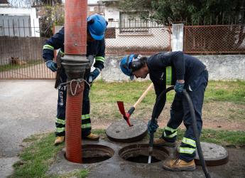 Limpieza de boca de tormenta en la calles Novara esquina Lutecia