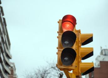 Encendido de semáforo en la calle 21 de Setiembre esquina Luis de Latorre