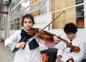 Entrega de instrumentos musicales a niñas y niños como complemento del programa « Un Instrumento un/a Niño/a »