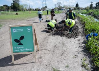 Plantación de flores con participantes del proyecto «Mujeres que Reverdecen» en el arroyo Manga
