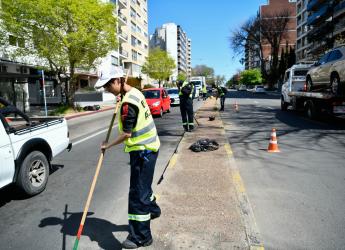 Cuadrilla de trabajo ABC realiza tareas de barrido en Bv. España y Avda. Sarmiento
