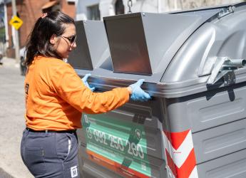 Instalación de nuevos contenedores para residuos mezclados en el Municipio G