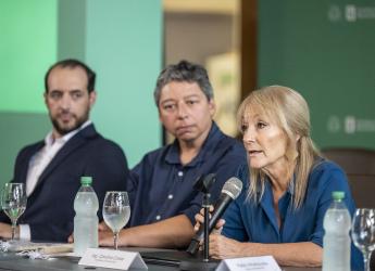 Intendenta Carolina Cosse realiza presentación de buses eléctricos para turismo 