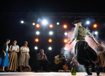 Danza folklórica en el escenario Amalia de la Vega de la Semana Criolla 2024