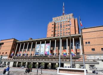 Fachada de la Intendencia en el marco del Congreso URUGUAY LGBT+ Summit Pride Connection Montevideo 2024