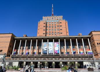 Fachada de la Intendencia en el marco del Congreso URUGUAY LGBT+ Summit Pride Connection Montevideo 2024