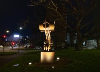 Iluminación de escultura de Octavio Podestá ubicada en Altamirano y Av. Luis Alberto de Herrera