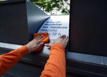 Colocación de adhesivos en contenedores de la vía pública, 18 de diciembre de 2024