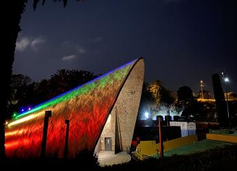 Iluminación del Teatro de Verano por Mes de la Diversidad 