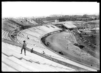 Obra de construcción del talud y Tribuna Ámsterdam. Estadio Centenario. Al fondo, Hospital de niños Pereira Rossell. Febrero - Julio de 1930 (aprox.)