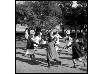 Niñas de la Escuela de Práctica No1 jugando y cantando la ronda infantil «Arroz con leche». Maldonado. 22 de mayo de 1959.