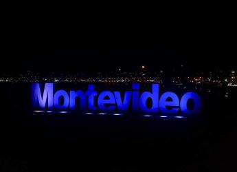 Iluminación del letrero en Kibón por el Día Mundial de los Refugiados