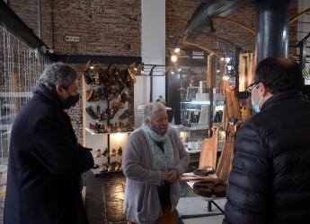 Visita del director de Desarrollo Económico al Mercado del artesano.