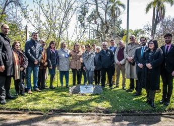 Reposición de placa de la comunidad Armenia en el Jardín Botánico