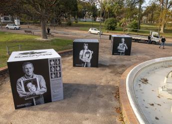 Instalación de cubos móviles de la muestra «Imágenes del silencio »