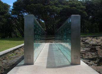 El Memorial de los Detenidos Desaparecidos, se originó en 1998 como proyecto conjunto de la Intendencia de Montevideo y Madres y Familiares de detenidos desaparecidos. Al año siguiente, se realizó un llamado a concurso obteniendo el primer premio los