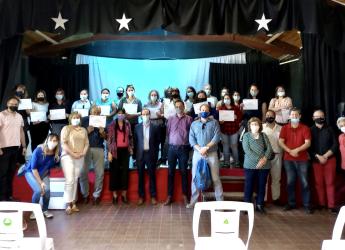Entrega de certificados a participantes de cursos de anfitriones turísticos en el Municipio C