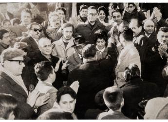 Salvador Allende (arriba al centro), en ese momento candidato a la presidencia de Chile, y un escalón más abajo, de abrigo claro, Eduardo Galeano (el tercero de izquierda a derecha). Punta Arenas, 5 de abril de 1963