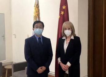 Reunión Intendenta de Montevideo y agregado comercial de la Embajada de China en Uruguay