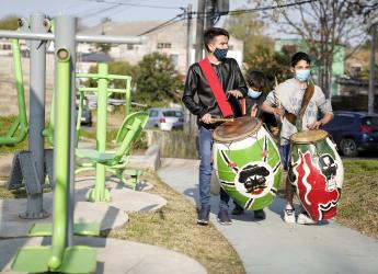 Instalación de juegos saludables en Mendoza y Galeano  