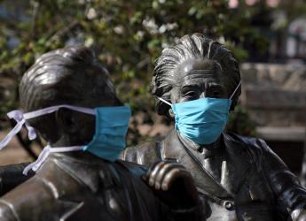 Monumento intervenido para fomentar el uso del barbijo.