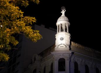 Intervención lumínica por campaña «Cuidarnos para volver»