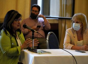 Entrega del libro Cultura en Red en el Congreso de Intendentes