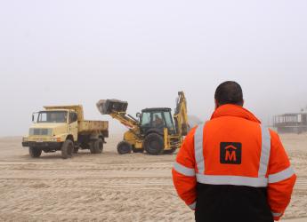 Trabajos de descalce de muro en playa Malvín