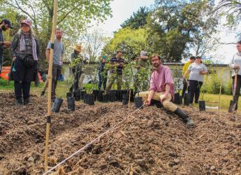 Plantación de frutales ecológicos en el PAGRO